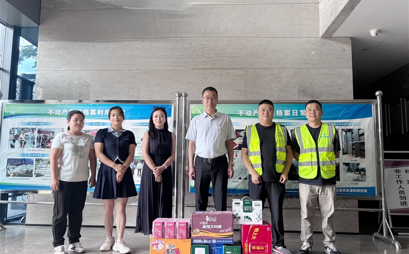 测绘公司向导赴巴中项目部开展“夏送清凉”慰问活动