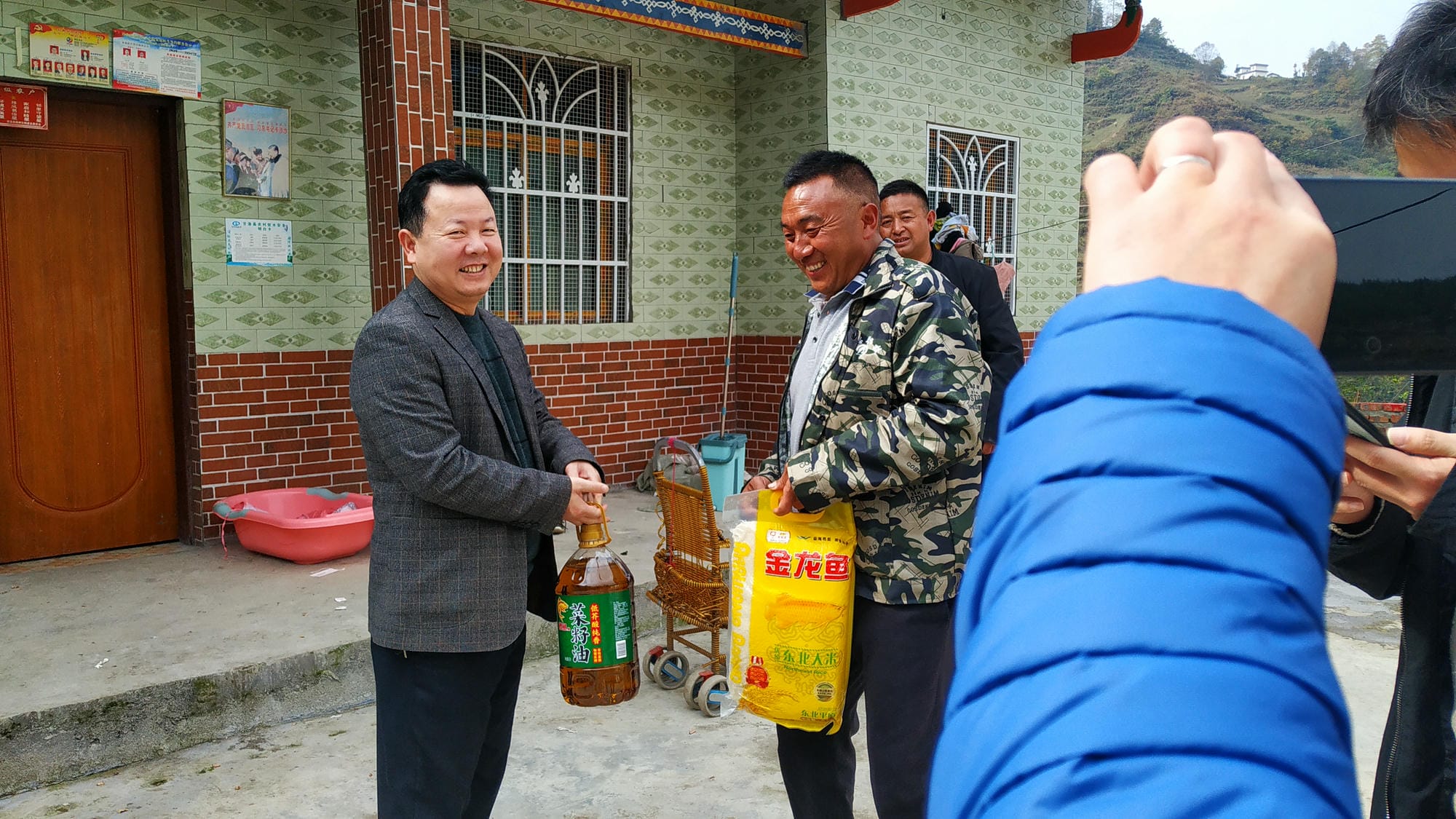 技工校党委书记黎明一行到甘洛县斯觉镇 尔库村开展扶贫事情调研_社会责任_企业文化_拉斯维加斯3133cc有限责任公司