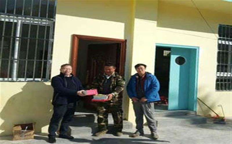 华锋公司党委书记李加海到甘洛县尔库村调研督导脱贫攻坚事情