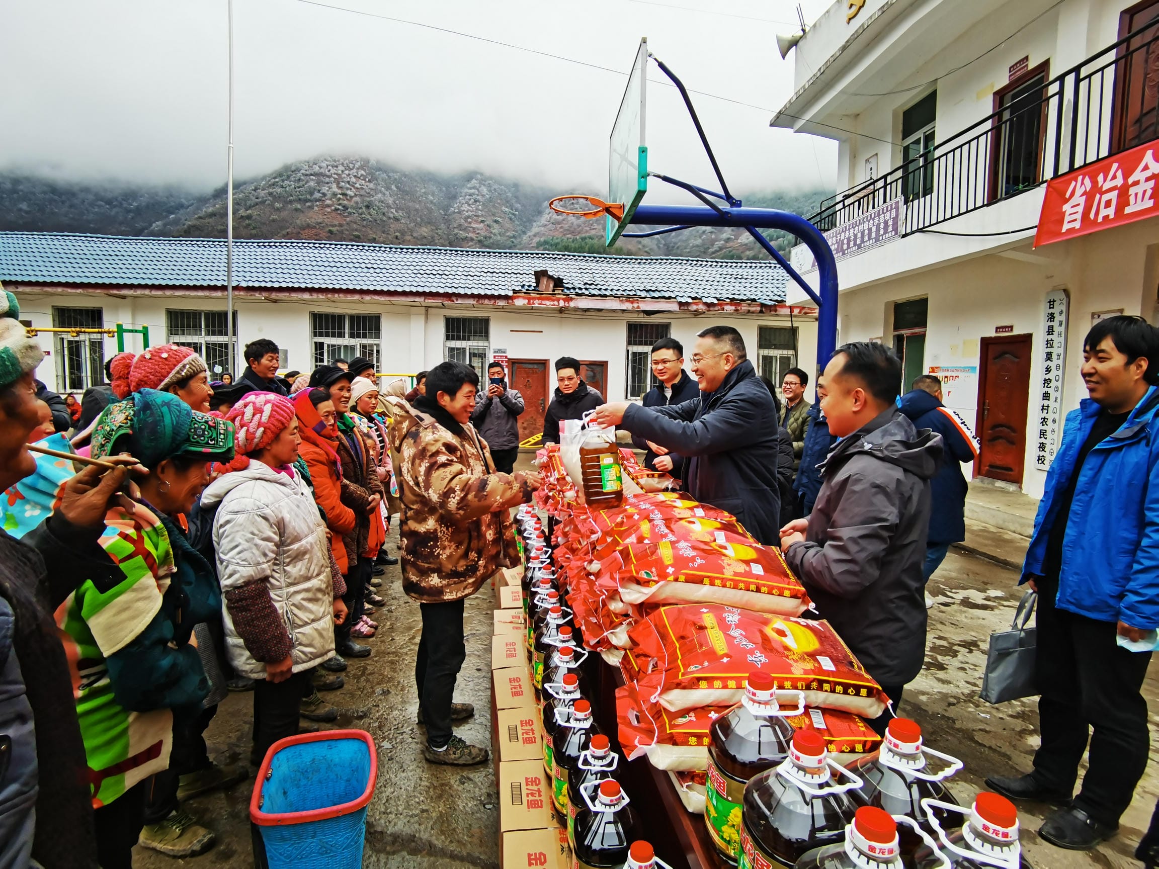 陈贵林到脱贫攻坚一线开展十九届五中全会 和省委十一届八次全会精神宣讲_拉斯维加斯3133cc新闻_新闻中心_拉斯维加斯3133cc有限责任公司