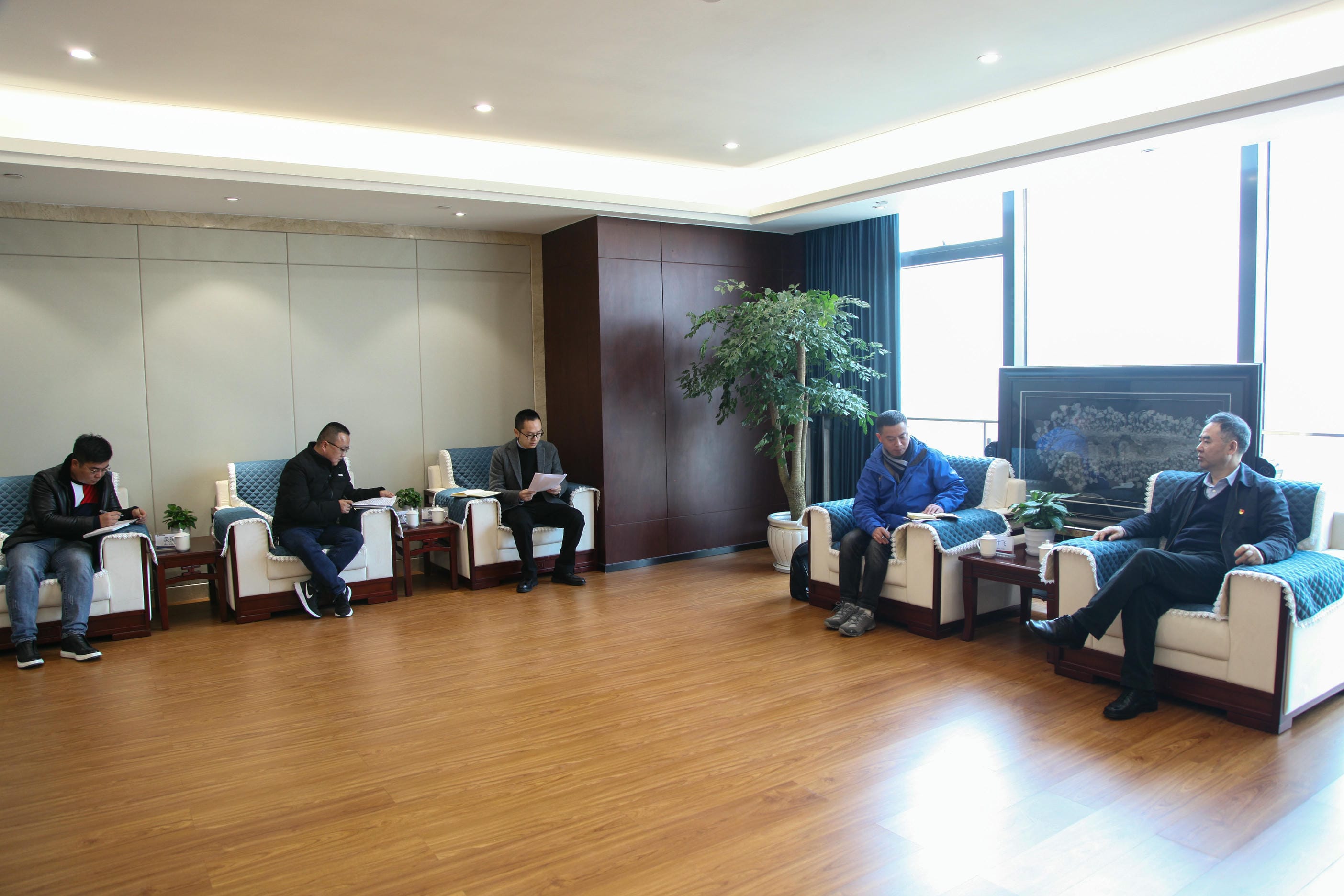 局党委召开脱贫攻坚座谈会_社会责任_企业文化_拉斯维加斯3133cc有限责任公司