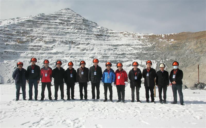 四川冶金地质勘查局和青海有色局向导率队到松树南沟金矿检查指导事情