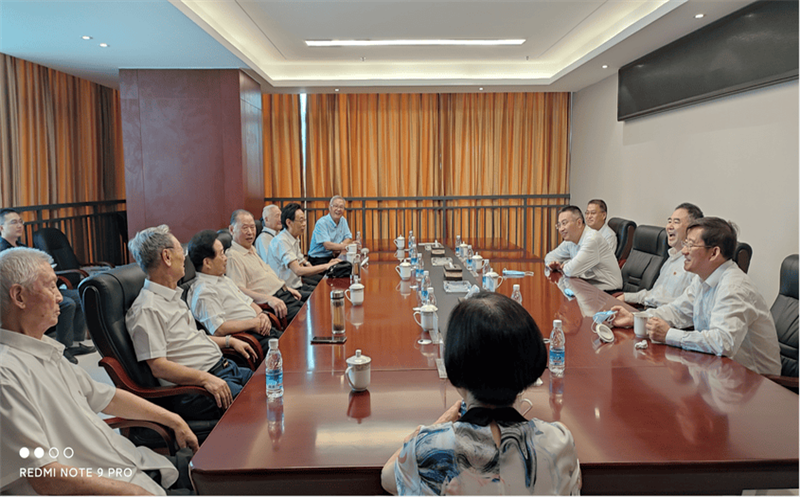 局党委慰问机关50年以上党龄和部分厅级离退休老同志