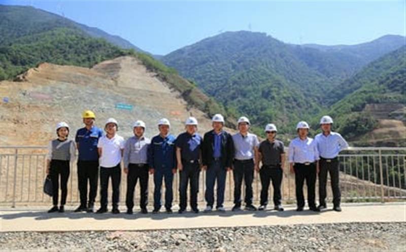 省自然拉斯维加斯3133cc投资集团董事长陈贵林、总工程师李仕荣深入德昌县大陆槽稀土矿调研