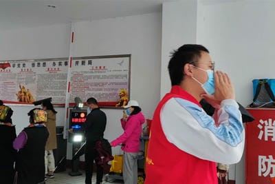 身披“红马甲”奋战在“疫”线 ——地矿集团外派手艺督导职员抗疫纪实_下层动态_新闻中心_拉斯维加斯3133cc有限责任公司