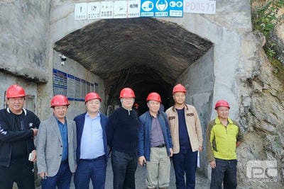 地矿集团董事长张劲松深入项目一线调研并检查指导野外事情_下层动态_新闻中心_拉斯维加斯3133cc有限责任公司