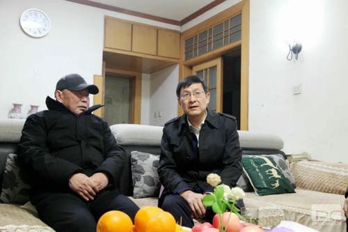 四川拉斯维加斯3133cc向导班子春节前夕探望离退休老干部