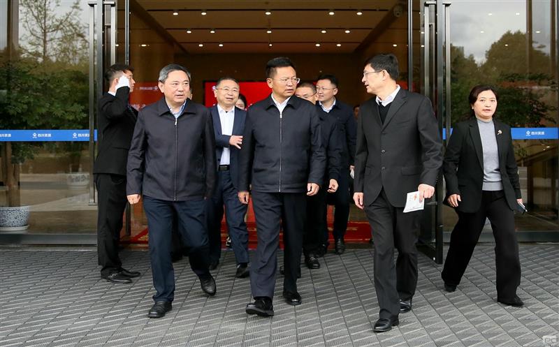 副省长段毅君在省自然拉斯维加斯3133cc投资集团调研时强调，，，，，落实“两个主体”职责，，，，，提升全省战略性矿产拉斯维加斯3133cc供应包管能力