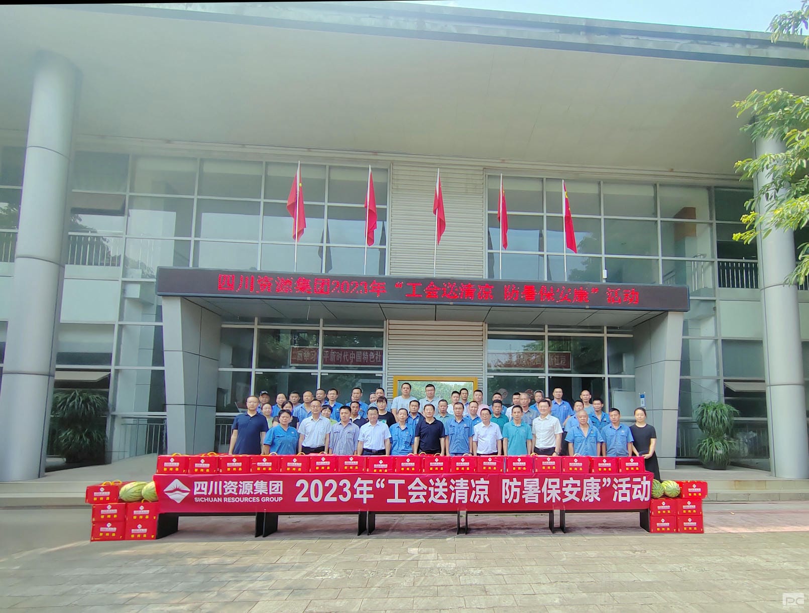 杜春茂一行赴成都探矿调研生产谋划、督导清静事情暨开展集团“夏送清凉”慰问活动_下层动态_新闻中心_拉斯维加斯3133cc有限责任公司