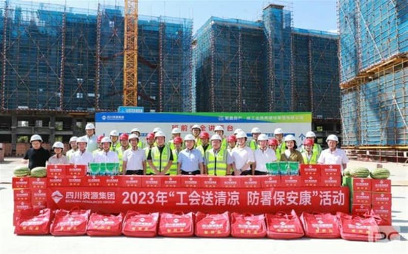 集团党委副书记、副董事长、总司理江涛赴项目一线开展夏日送清凉慰问和清静生产大检查活动