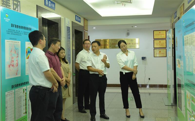 杜春茂到物探院举行专题调研