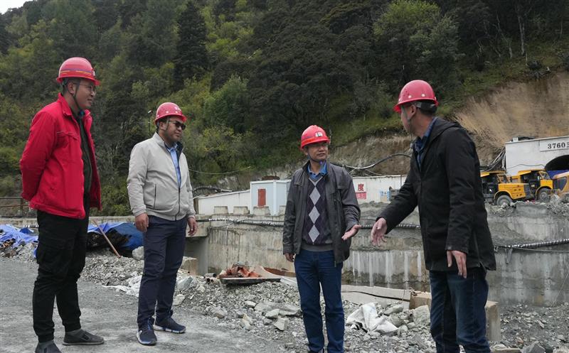 区调队检查组赴项目一线检查事情，，，，，并与省第七地质大队交流座谈