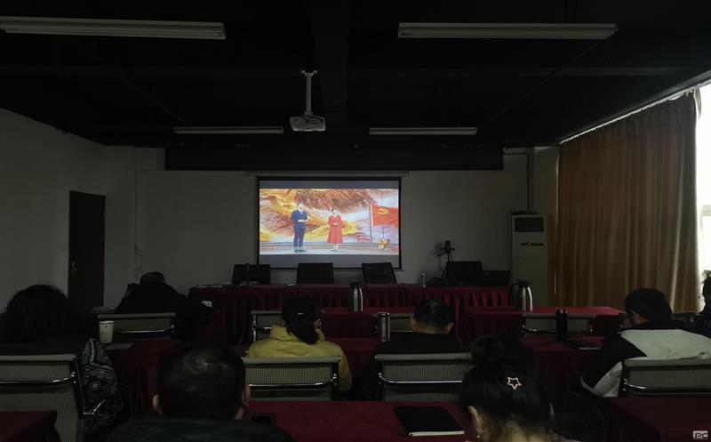 模范实力，，，追光前行——地矿物资全体职工收看《模范8》