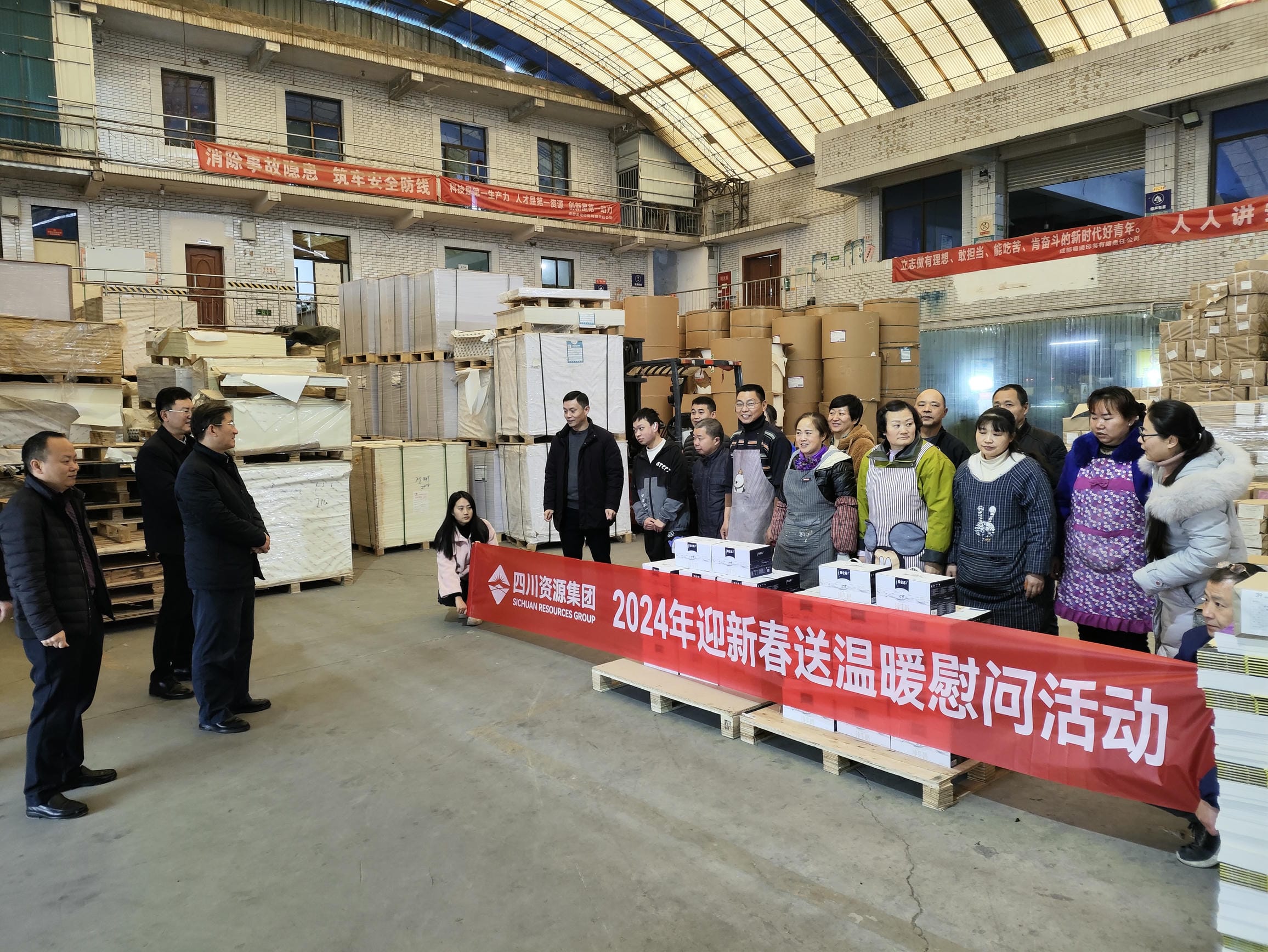 春节送温暖 关爱暖人心——集团向导到地创光电慰问老干部和生产一线职工_拉斯维加斯3133cc新闻_新闻中心_拉斯维加斯3133cc有限责任公司