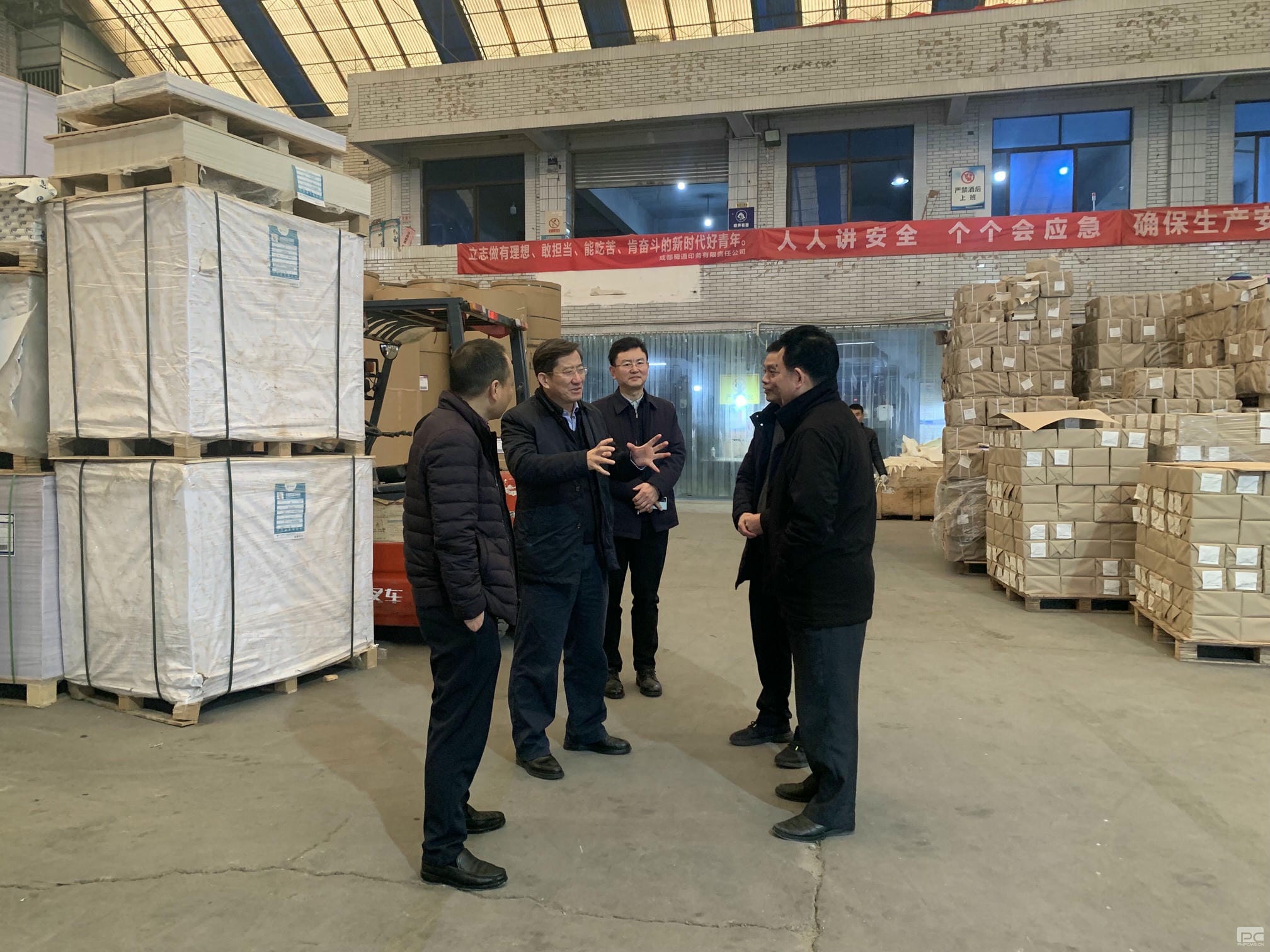 春节送温暖 关爱暖人心——集团向导到地创光电慰问老干部和生产一线职工_拉斯维加斯3133cc新闻_新闻中心_拉斯维加斯3133cc有限责任公司