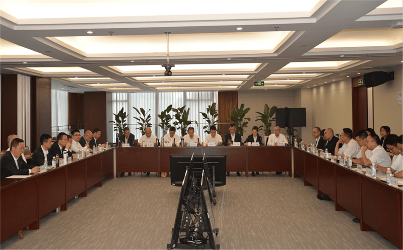 置业集团党委组织召开理论学习中心组 专题学习（扩大）会