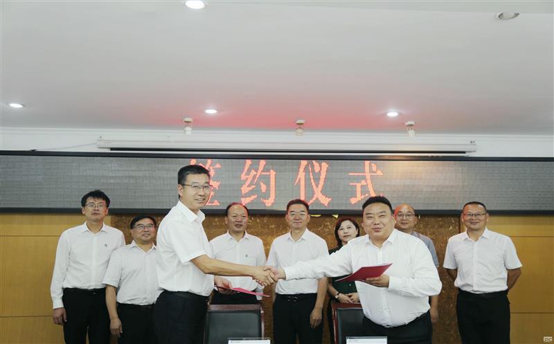 优势互补，，，，，，携手并进 ——测绘公司与四川省青海商会签署战略相助协议