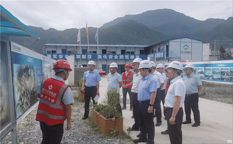 集团向导到核西南建雷波三峡中学建设项目调研并开展慰问活动