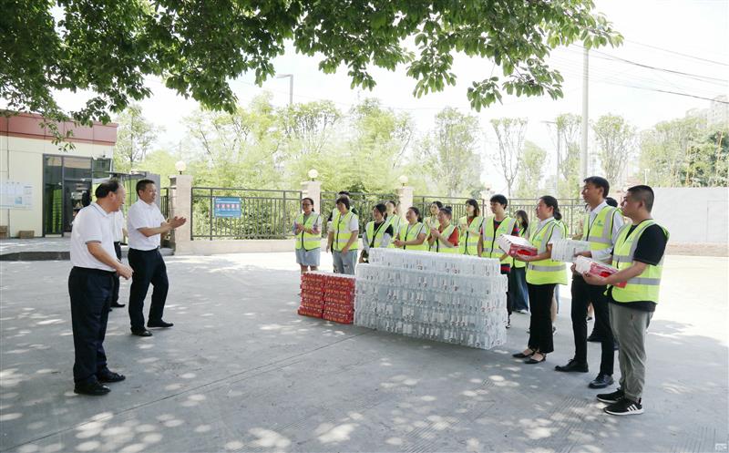 集团向导到测绘公司宣贯省委十二届五次全会精神，，，开展夏送清凉活动