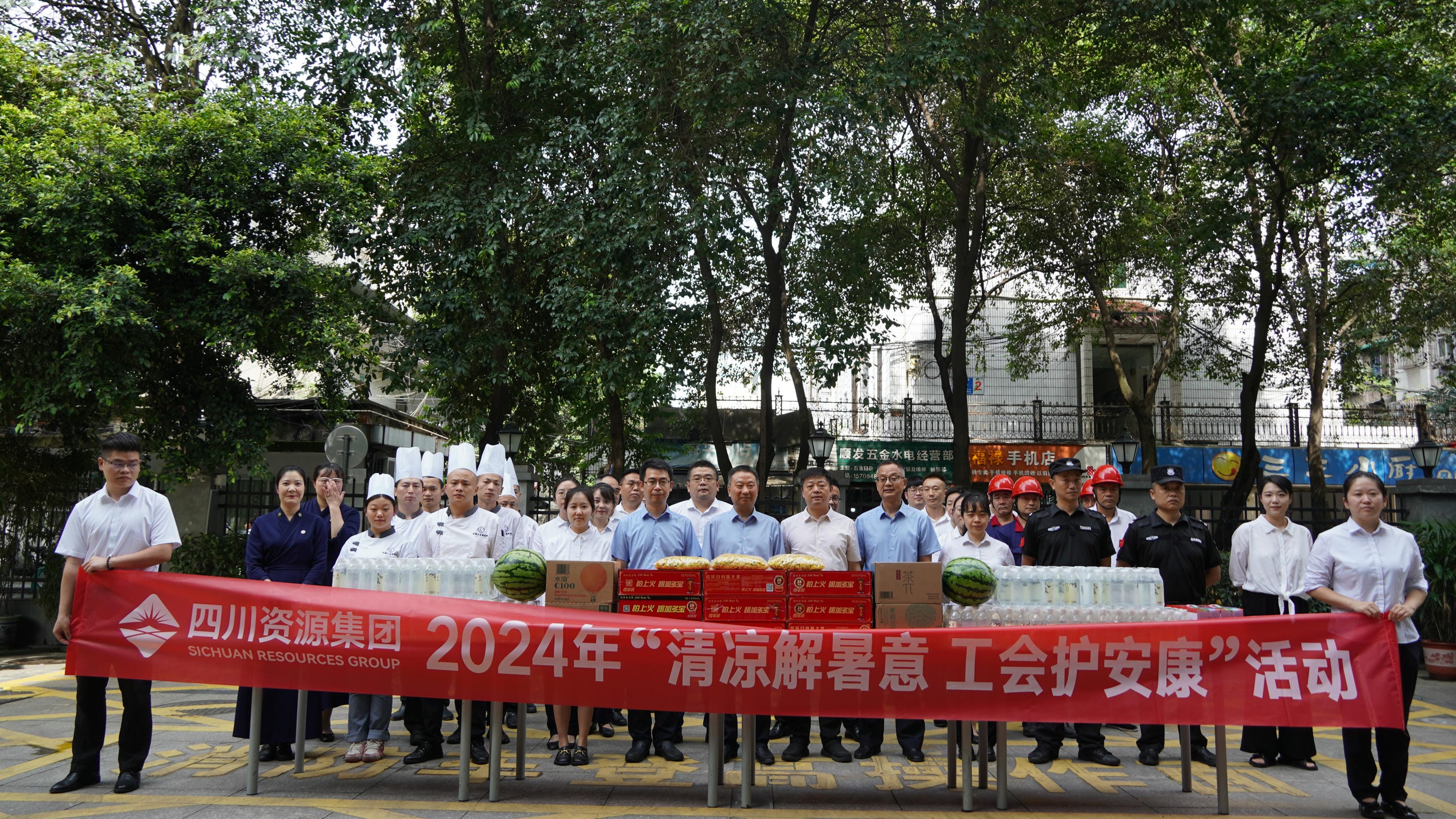 集团向导赴置业集团项目一线开展“送清凉”工会慰问活动_下层动态_新闻中心_拉斯维加斯3133cc有限责任公司