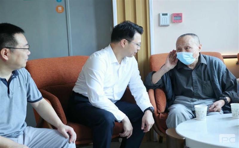 集团向导走访慰问离休干部